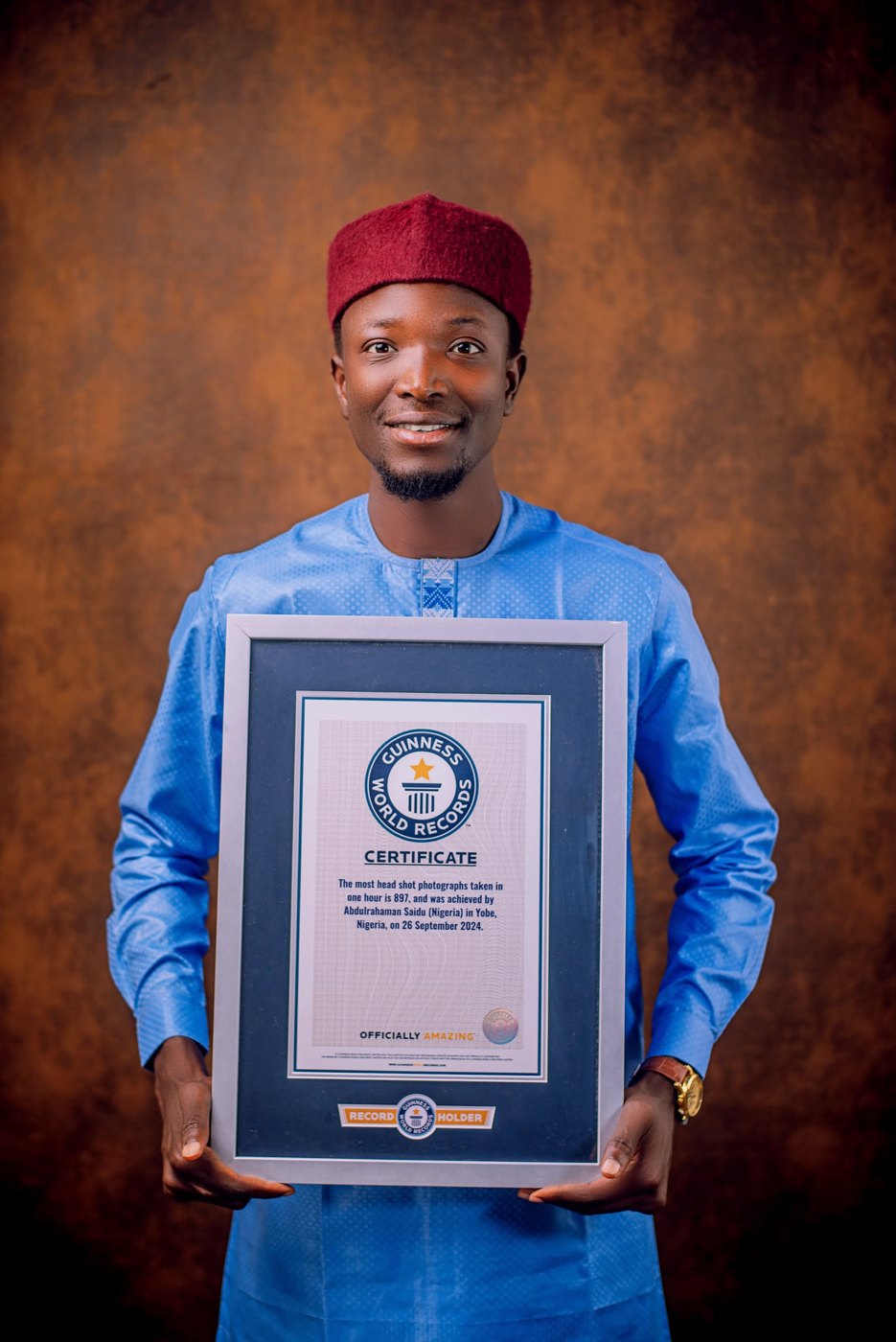 Saidu Abdurrahman holding his Guinness World Records certificate